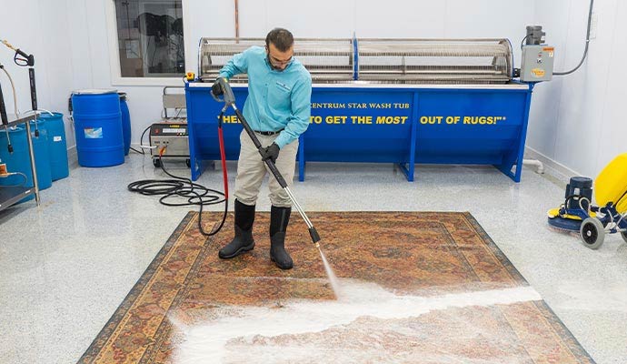 Expert cleaning rug with machine