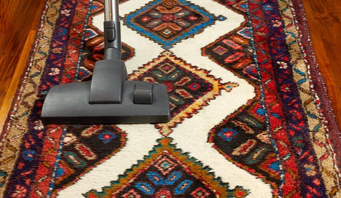 Rug cleaning with vacuum brush